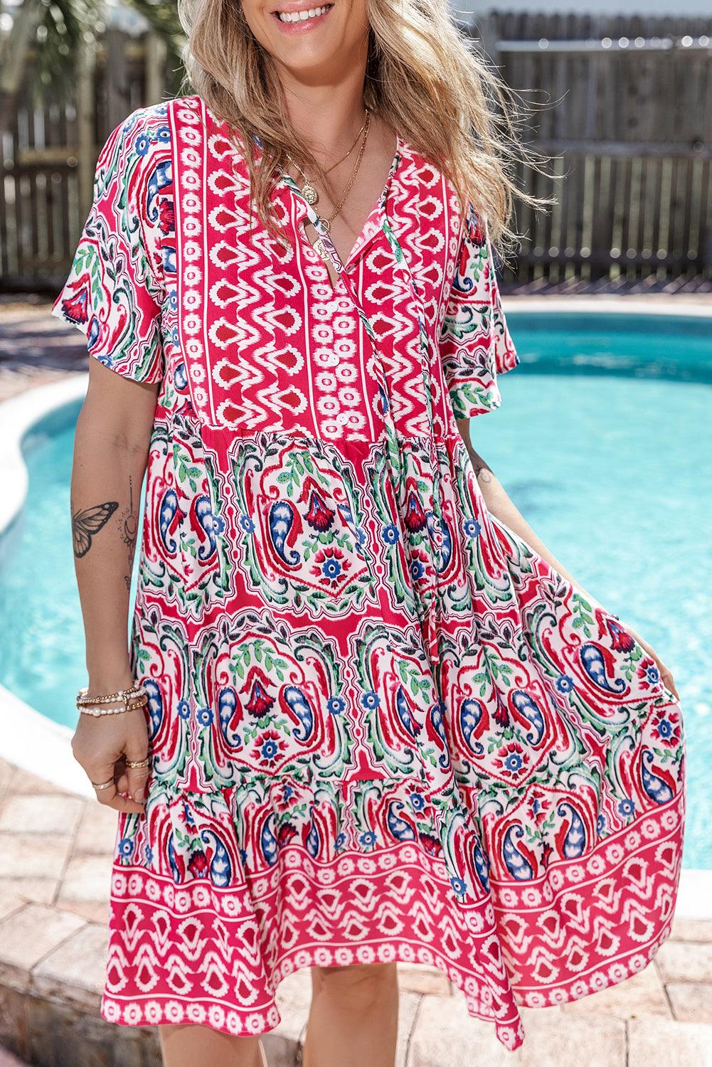 Robe courte à volants et col noué motif bohème
