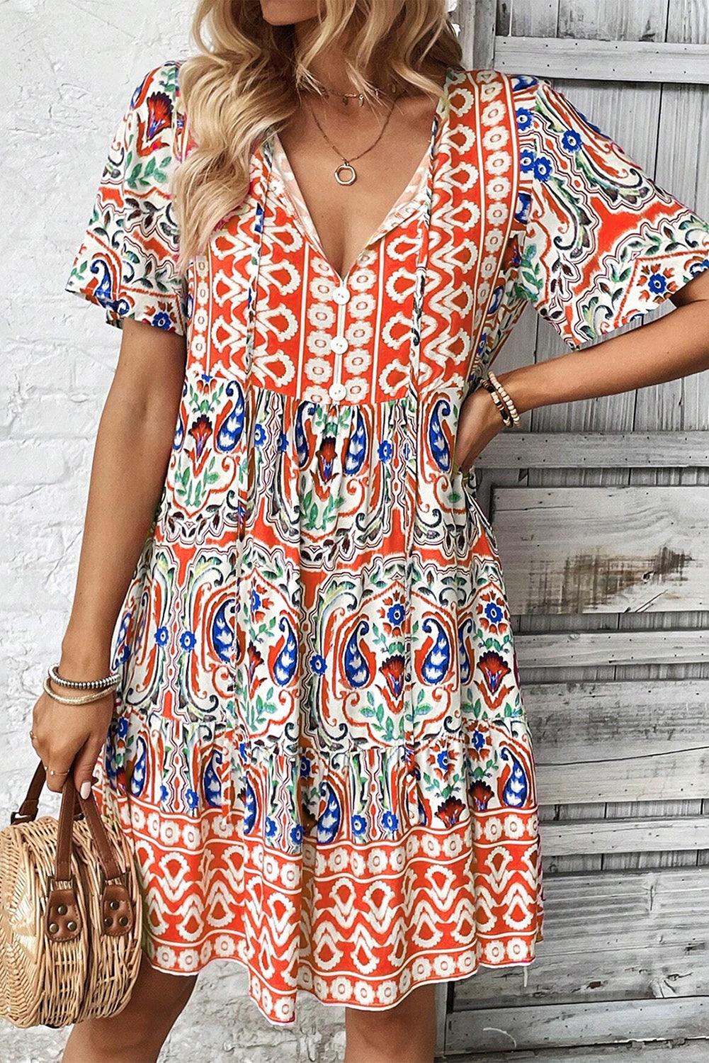 Robe courte à volants et col noué motif bohème